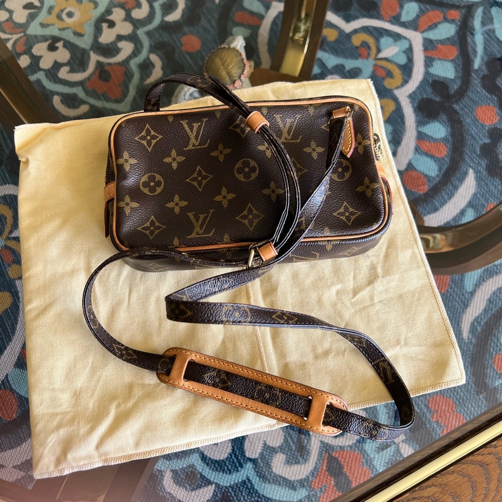 Brown Leather Zip Wallet - Picture 3 of 12